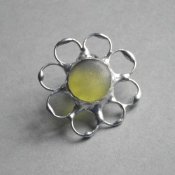 Cytrynowy kwiatek  - witrażowa broszka