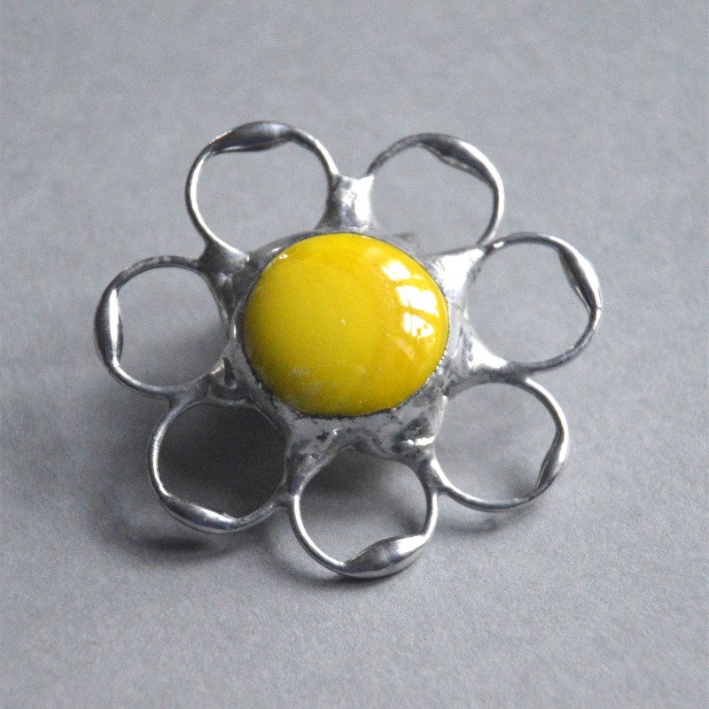 Słoneczno żółty kwiatek  - witrażowa broszka