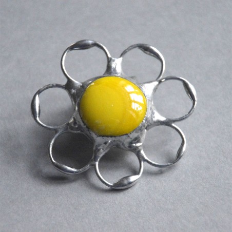 Słoneczno żółty kwiatek  - witrażowa broszka