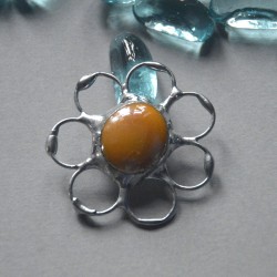 Pomarńczowy kwiatek  - witrażowa broszka