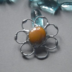 Pomarńczowy kwiatek  - witrażowa broszka