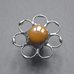 Pomarńczowy kwiatek  - witrażowa broszka