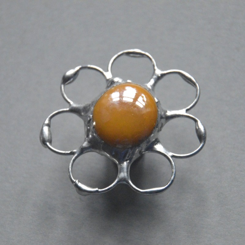 Pomarńczowy kwiatek  - witrażowa broszka