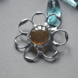 Miodowy kwiatek  - witrażowa broszka