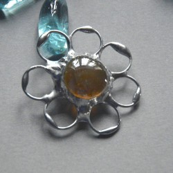 Miodowy kwiatek  - witrażowa broszka