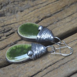 Zielone ceramiczne krople crackle- szkliwione kolczyki ceramiczne