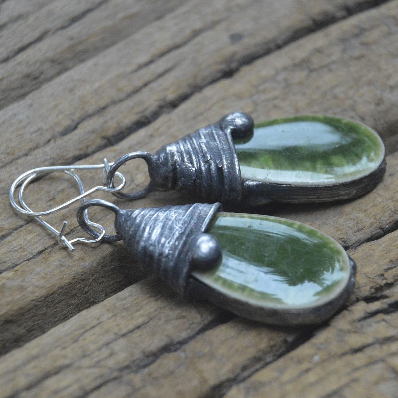 Zielone ceramiczne krople crackle- szkliwione kolczyki ceramiczne