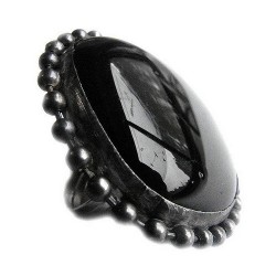 Czerń w koronie - regulowany pierścionek