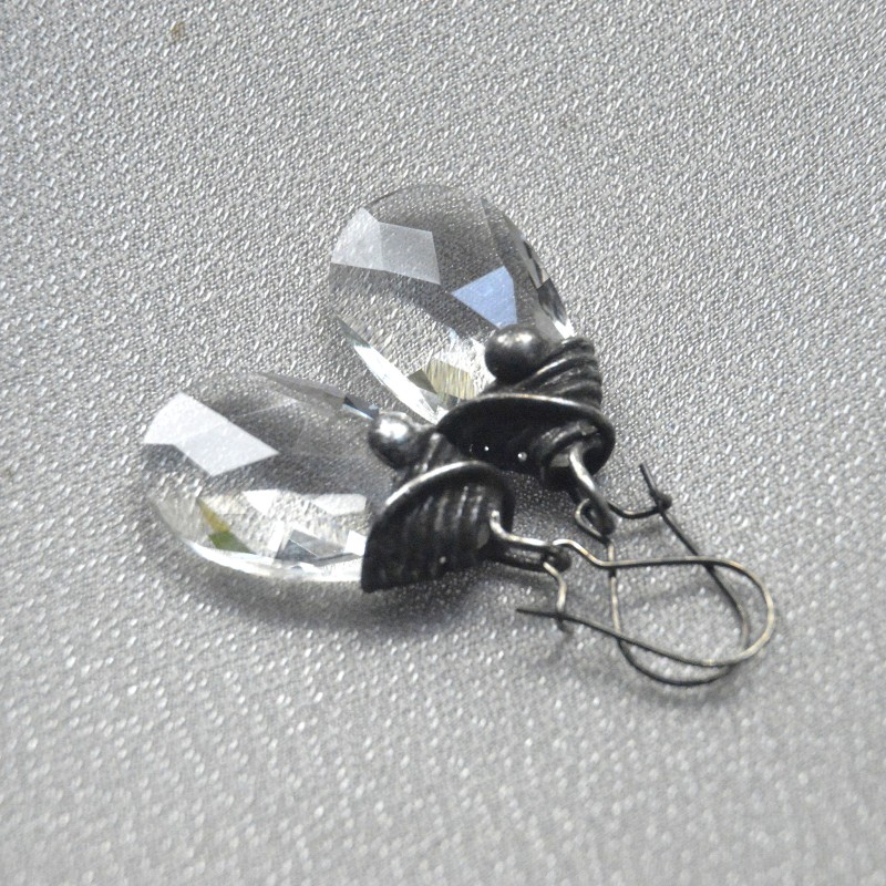 Krople wody - fasetowane szklane  kolczyki witrażowe