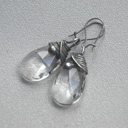 Krople wody - fasetowane szklane  kolczyki witrażowe