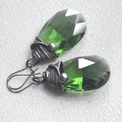 Green drops - szklane fasetowane kolczyki witrażowe