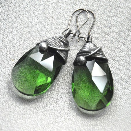 Green drops - szklane fasetowane kolczyki witrażowe