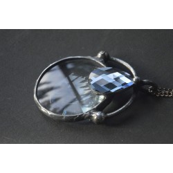 Grafitowa lupa  - witrażowy wisior