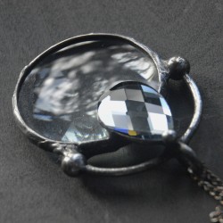 Grafitowa lupa  - witrażowy wisior