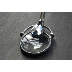 Grafitowa lupa  - witrażowy wisior