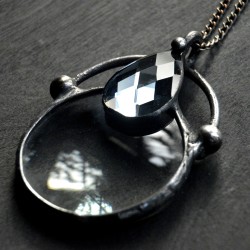 Grafitowa lupa  - witrażowy wisior