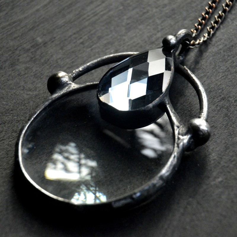 Grafitowa lupa  - witrażowy wisior