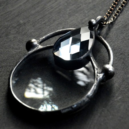 Grafitowa lupa  - witrażowy wisior