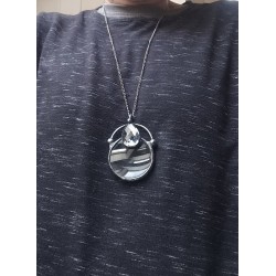 Grafitowa lupa  - witrażowy wisior