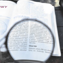 Długa ametystowa - wisior witrazowy lupa do czytania