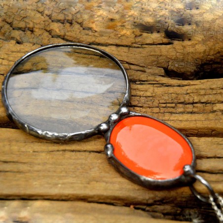 Z pomarańczową ceramiką  - wisior witrażowy lupa do czytania