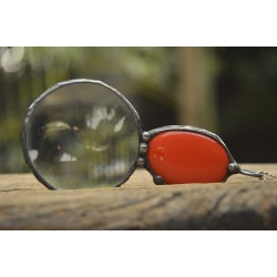 Z pomarańczową ceramiką  - wisior witrażowy lupa do czytania