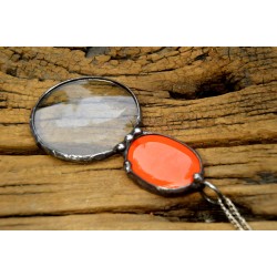 Z pomarańczową ceramiką  - wisior witrażowy lupa do czytania