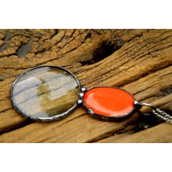 Z pomarańczową ceramiką  - wisior witrażowy lupa do czytania