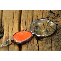 Z pomarańczową ceramiką  - wisior witrażowy lupa do czytania