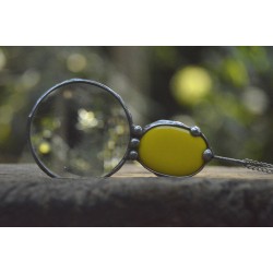 Z żółtą ceramiką  - wisior witrażowy lupa do czytania