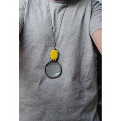 Z żółtą ceramiką  - wisior witrażowy lupa do czytania