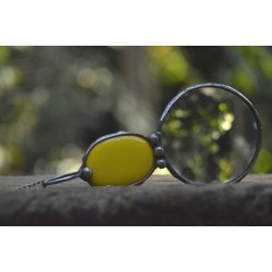 Z żółtą ceramiką  - wisior witrażowy lupa do czytania