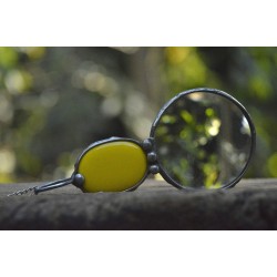 Z żółtą ceramiką  - wisior witrażowy lupa do czytania