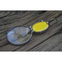 Z żółtą ceramiką  - wisior witrażowy lupa do czytania