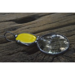 Z żółtą ceramiką  - wisior witrażowy lupa do czytania