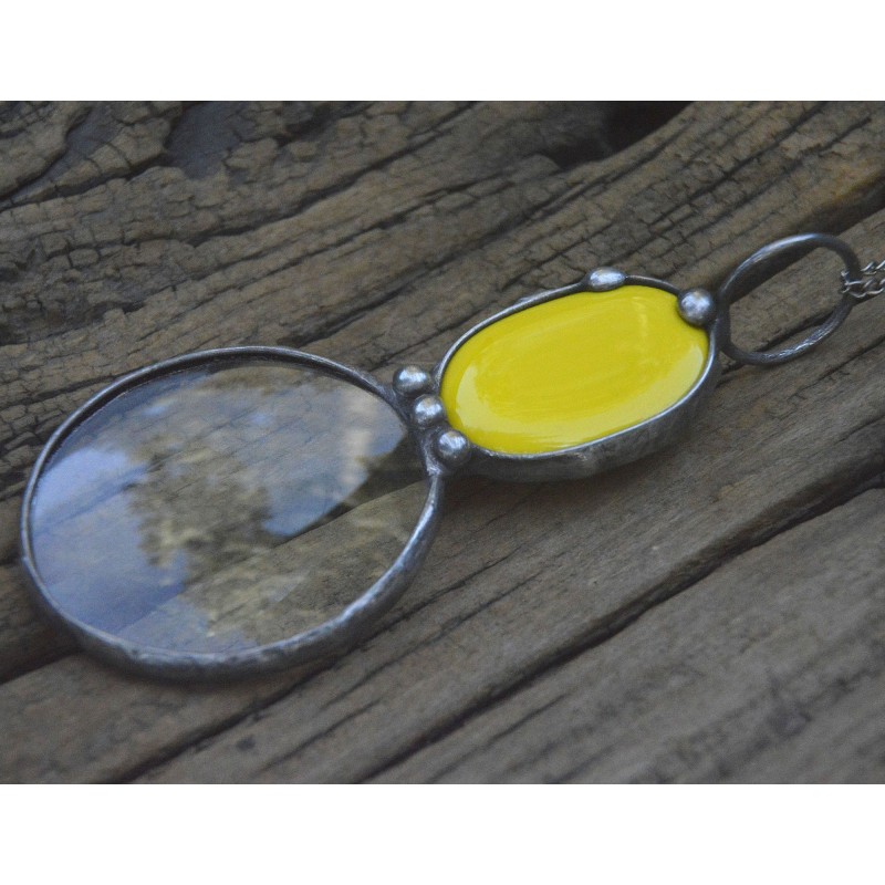 Z żółtą ceramiką  - wisior witrażowy lupa do czytania