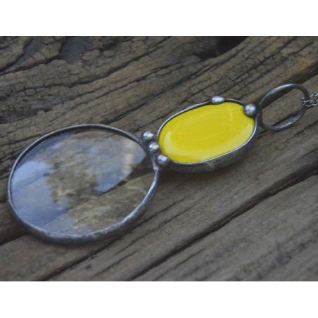 Z żółtą ceramiką  - wisior witrażowy lupa do czytania