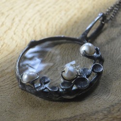 Srebrne perły słodkowodne   -  witrażowy wisior lupa