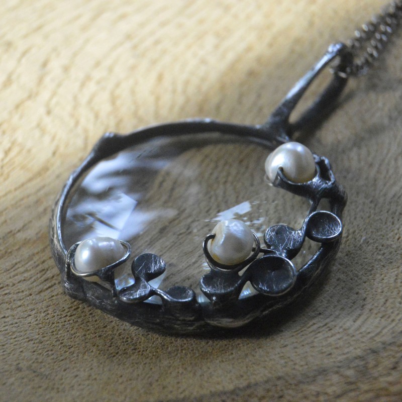 Srebrne perły słodkowodne   -  witrażowy wisior lupa