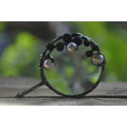 Srebrne perły słodkowodne   -  witrażowy wisior lupa