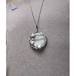 Srebrne perły słodkowodne   -  witrażowy wisior lupa