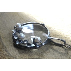 Srebrne perły słodkowodne   -  witrażowy wisior lupa