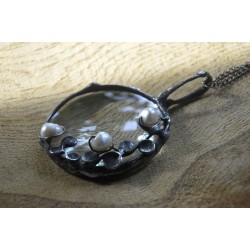 Srebrne perły słodkowodne   -  witrażowy wisior lupa
