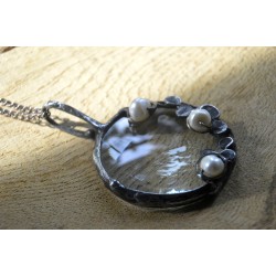 Srebrne perły słodkowodne   -  witrażowy wisior lupa