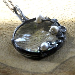Srebrne perły słodkowodne   -  witrażowy wisior lupa
