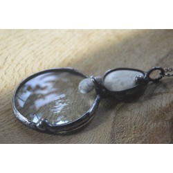 Z białym howlitem - wisior witrazowy lupa do czytania