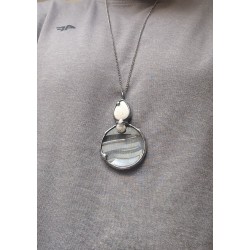 Z białym howlitem - wisior witrazowy lupa do czytania