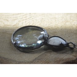 Z białym howlitem - wisior witrazowy lupa do czytania