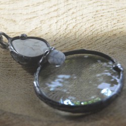 Z białym howlitem - wisior witrazowy lupa do czytania