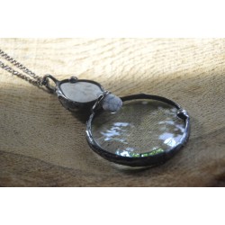 Z białym howlitem - wisior witrazowy lupa do czytania